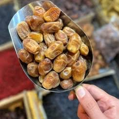 خرما زاهدی زرد خوش خوراک با دانه های درشت و ظاهر طبیعی